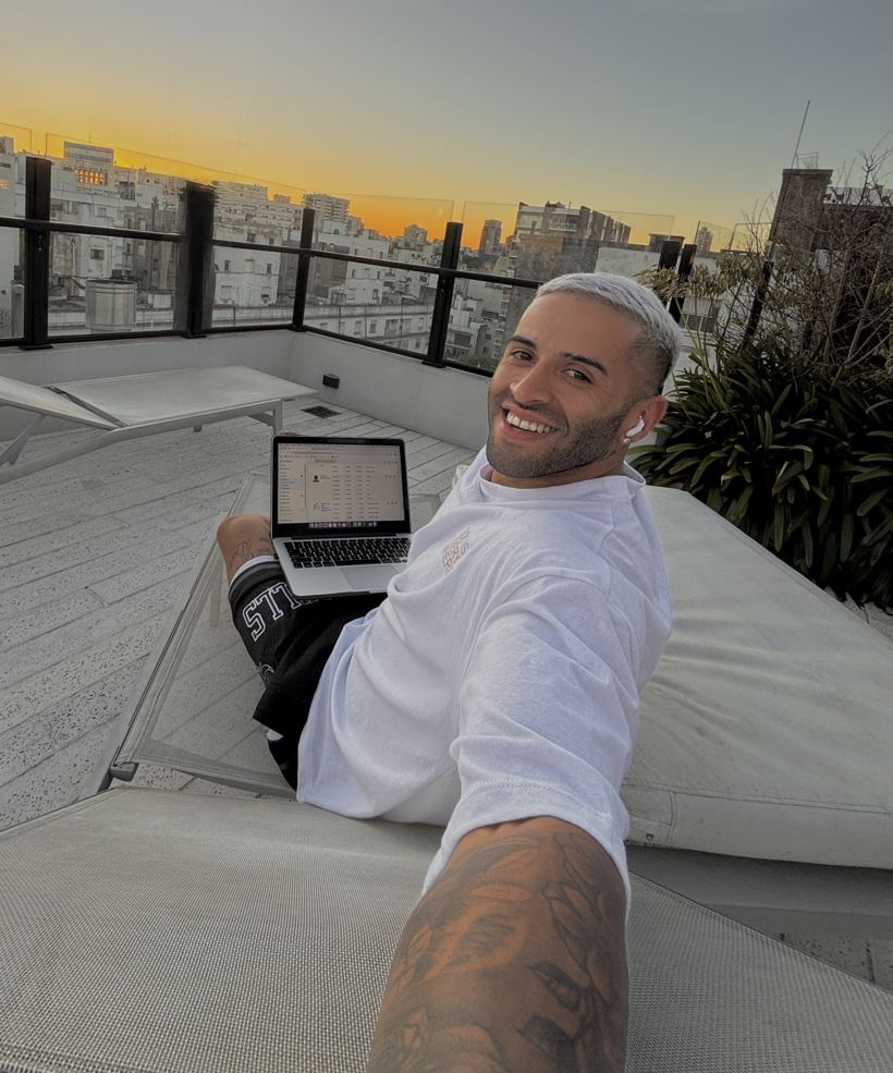 Jona en una terraza, con la compu